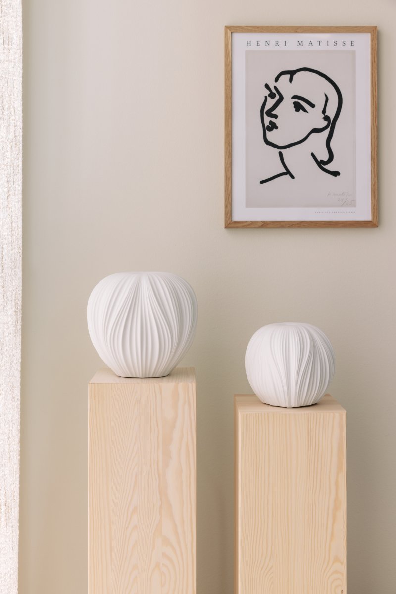 Milo 18cm Vit bordslampa från Globen Lighting - Milo &auml;r en bordslampa som med sin organiska, &auml;ppelformade design och vita keramik ger ett mjukt och inbjudande ljus.