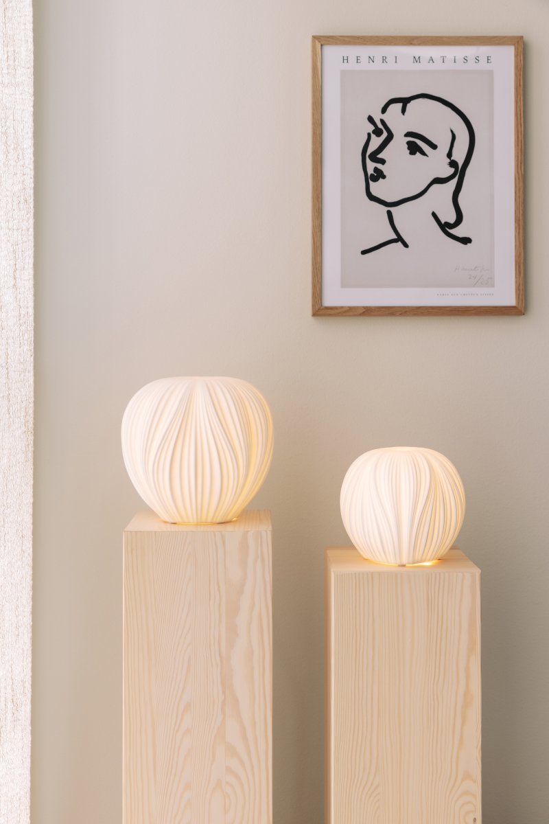 Milo 18cm Vit bordslampa från Globen Lighting - Milo &auml;r en bordslampa som med sin organiska, &auml;ppelformade design och vita keramik ger ett mjukt och inbjudande ljus.