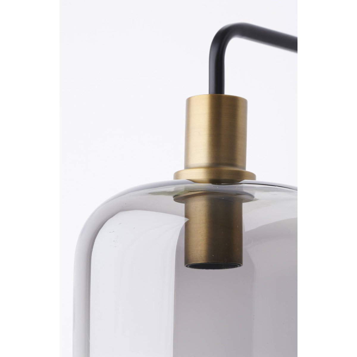 Lekar 32cm Svart vägglampa från Light & Living - Det tonade glaset skapar en mjuk och varm ljusspridning, perfekt f&ouml;r en stilren och elegant inredning.