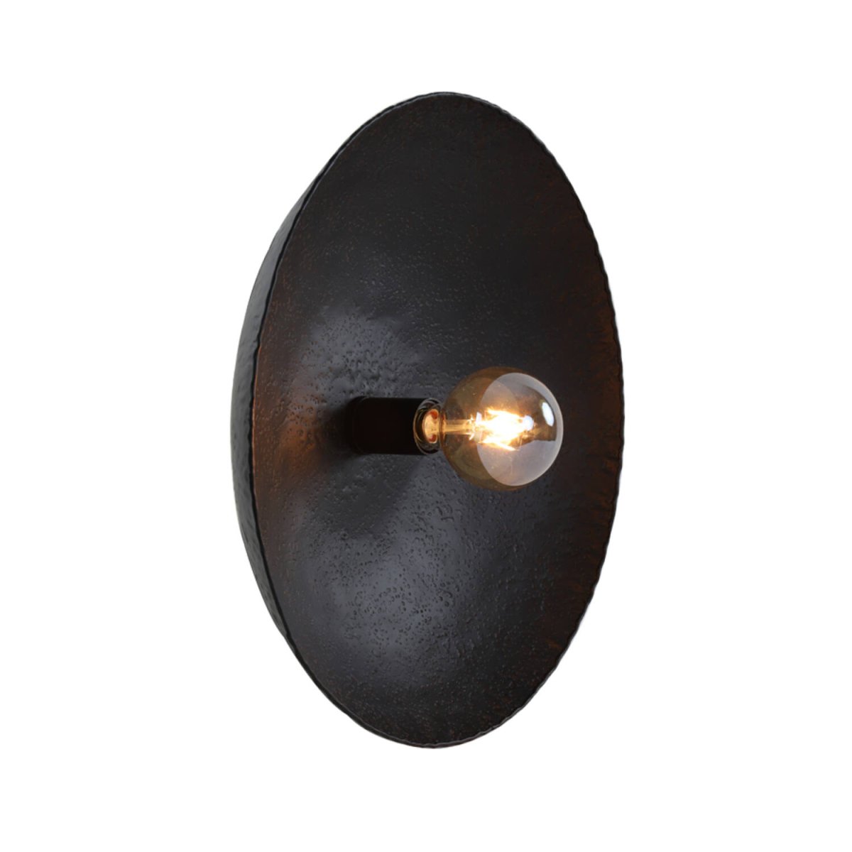 Neva Ø50 Svart vägglampa från Light & Living - Den stilrena Neva v&auml;gglampan har en rund, hamrad metallsk&auml;rm i mattsvart f&auml;rg som skapar en industriell k&auml;nsla.