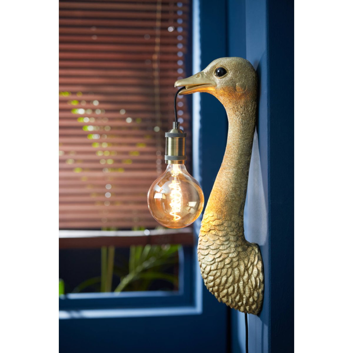Ostrich 57cm Guld vägglampa från Light & Living - Med sin verklighetstrogna strutshals i guldig finish, h&aring;ller lampan elegant i en gl&ouml;dlampa och skapar ett lekfullt uttryck.
