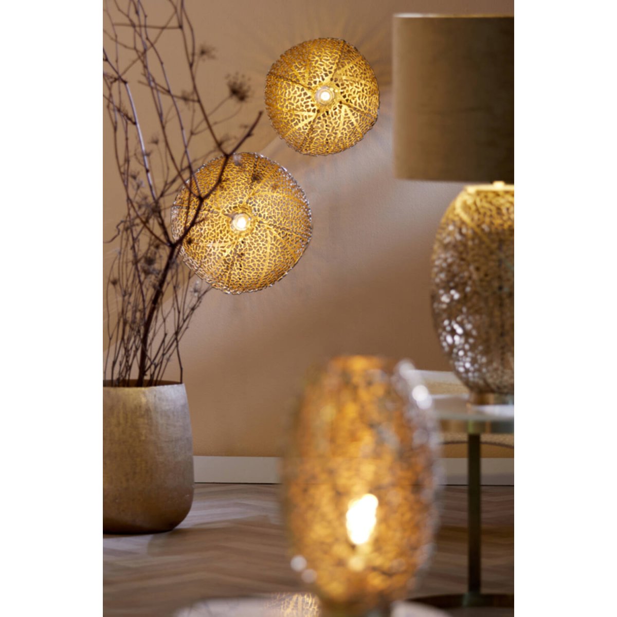 Sinula Ø40 Guld vägglampa från Light & Living - Dess guldiga finish ger en lyxig och varm k&auml;nsla, perfekt f&ouml;r att addera stil och karakt&auml;r till ditt hem.