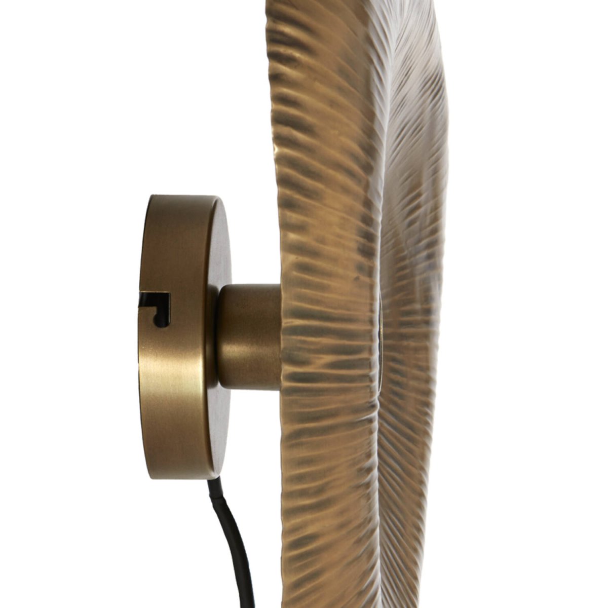 Amadi 50cm Brons vägglampa från Light & Living - Amadi &auml;r en unik och stilfull v&auml;gglampa med en organiskt formad sk&auml;rm i en antik bronsig finish.