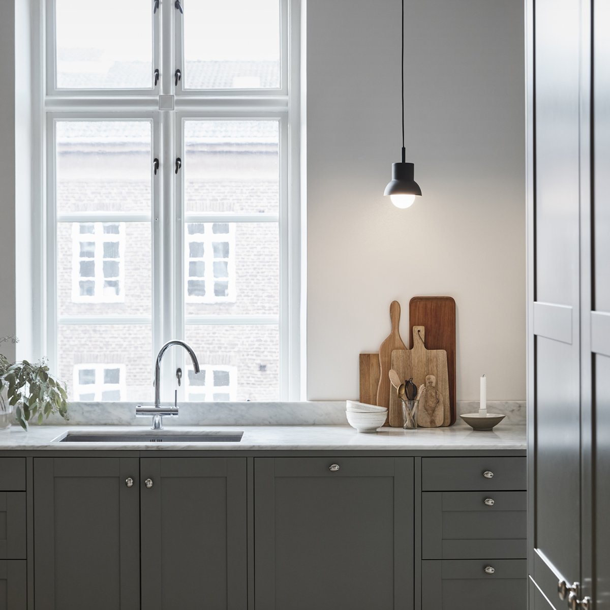 Down Ø15 Antracit taklampa från CO Bankeryd - Down 15 taklampa har en ungdomlig och tidsenlig design som med sitt atmosf&auml;riska ljus passar utm&auml;rkt &ouml;ver matbordet.