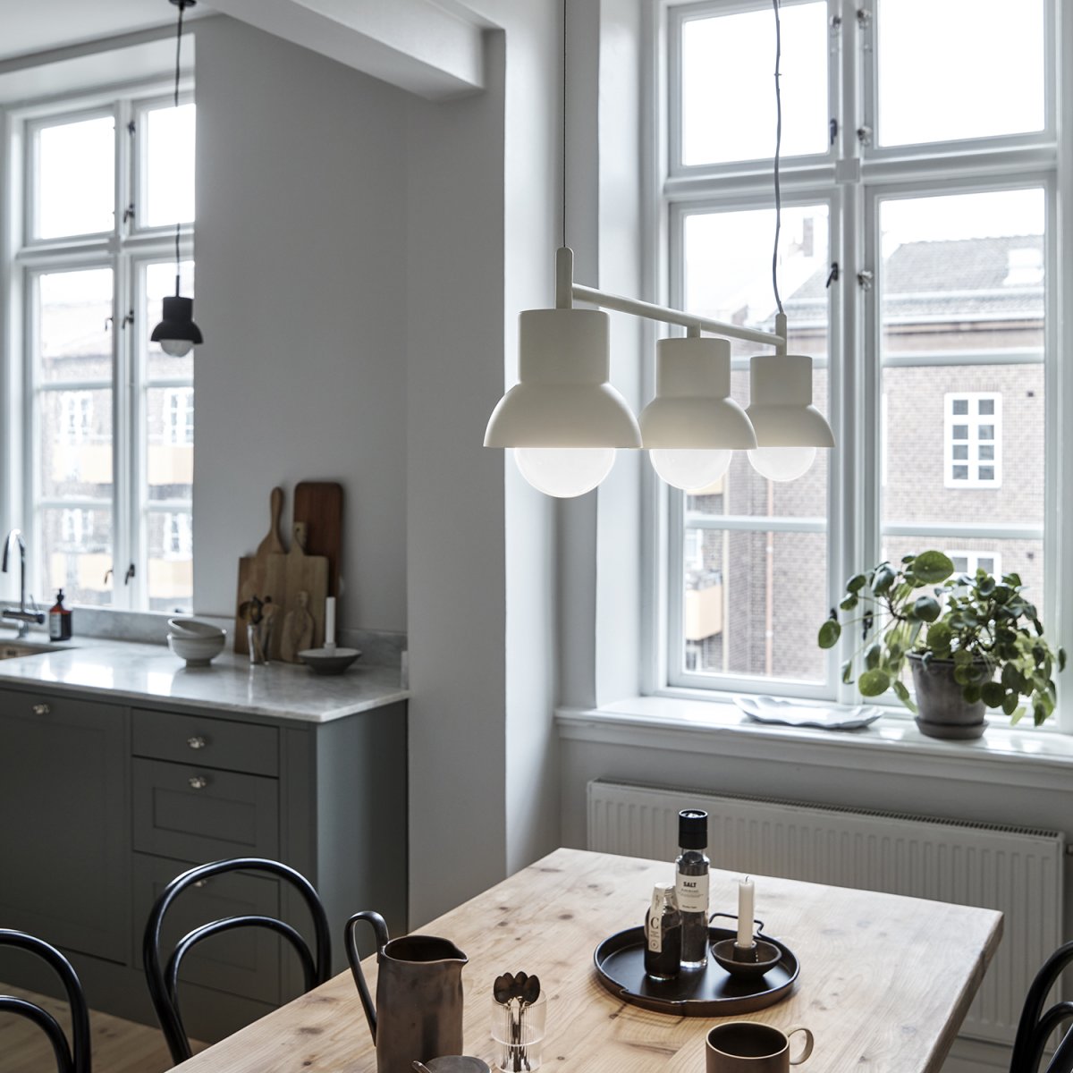 Down Long 82cm Ljusbeige taklampa från CO Bankeryd - Down Long taklampa har en ungdomlig och skandinavisk design som med sitt atmosf&auml;riska ljus passar utm&auml;rkt &ouml;ver matbordet d&auml;r den lyser upp hemmets samlingspunkt.