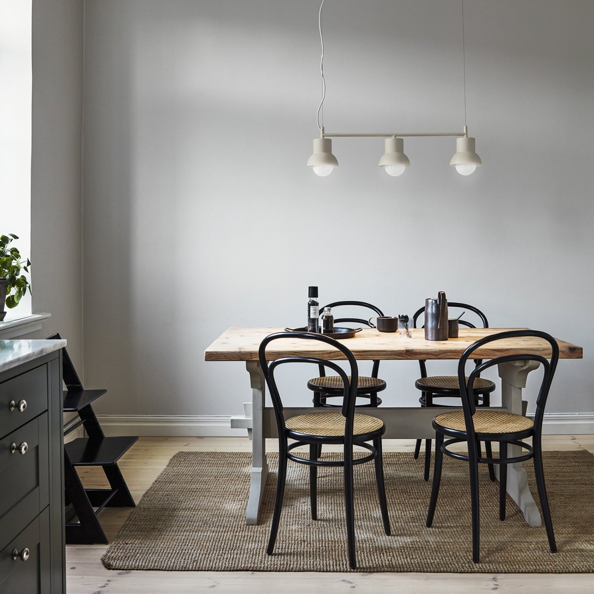Down Long 82cm Ljusbeige taklampa från CO Bankeryd - Down Long taklampa har en ungdomlig och skandinavisk design som med sitt atmosf&auml;riska ljus passar utm&auml;rkt &ouml;ver matbordet d&auml;r den lyser upp hemmets samlingspunkt.