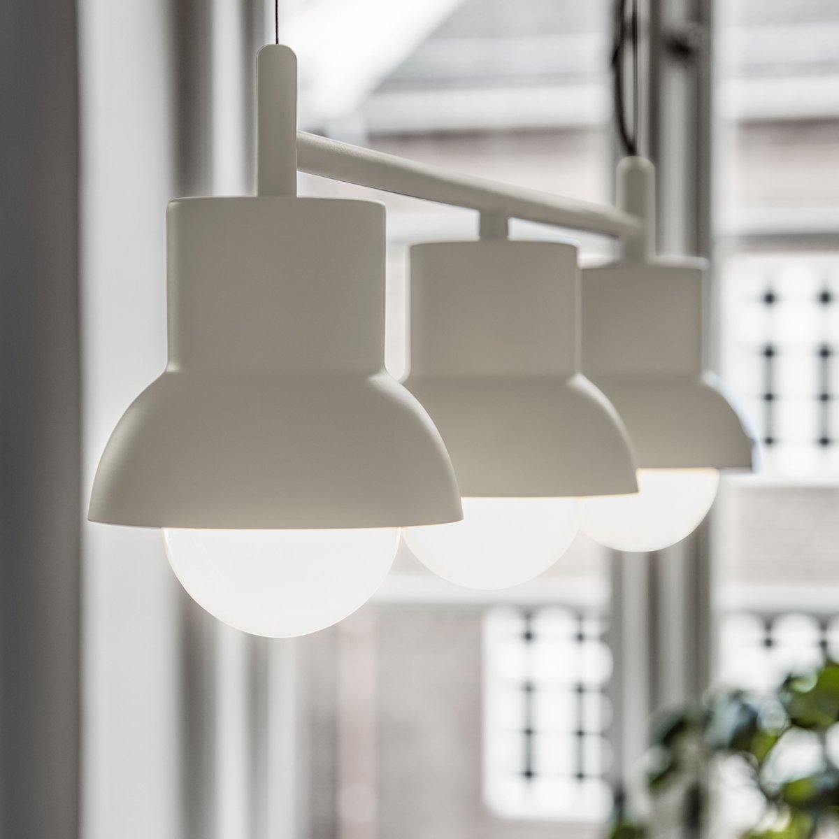 Down Long 82cm Ljusbeige taklampa från CO Bankeryd - Down Long taklampa har en ungdomlig och skandinavisk design som med sitt atmosf&auml;riska ljus passar utm&auml;rkt &ouml;ver matbordet d&auml;r den lyser upp hemmets samlingspunkt.