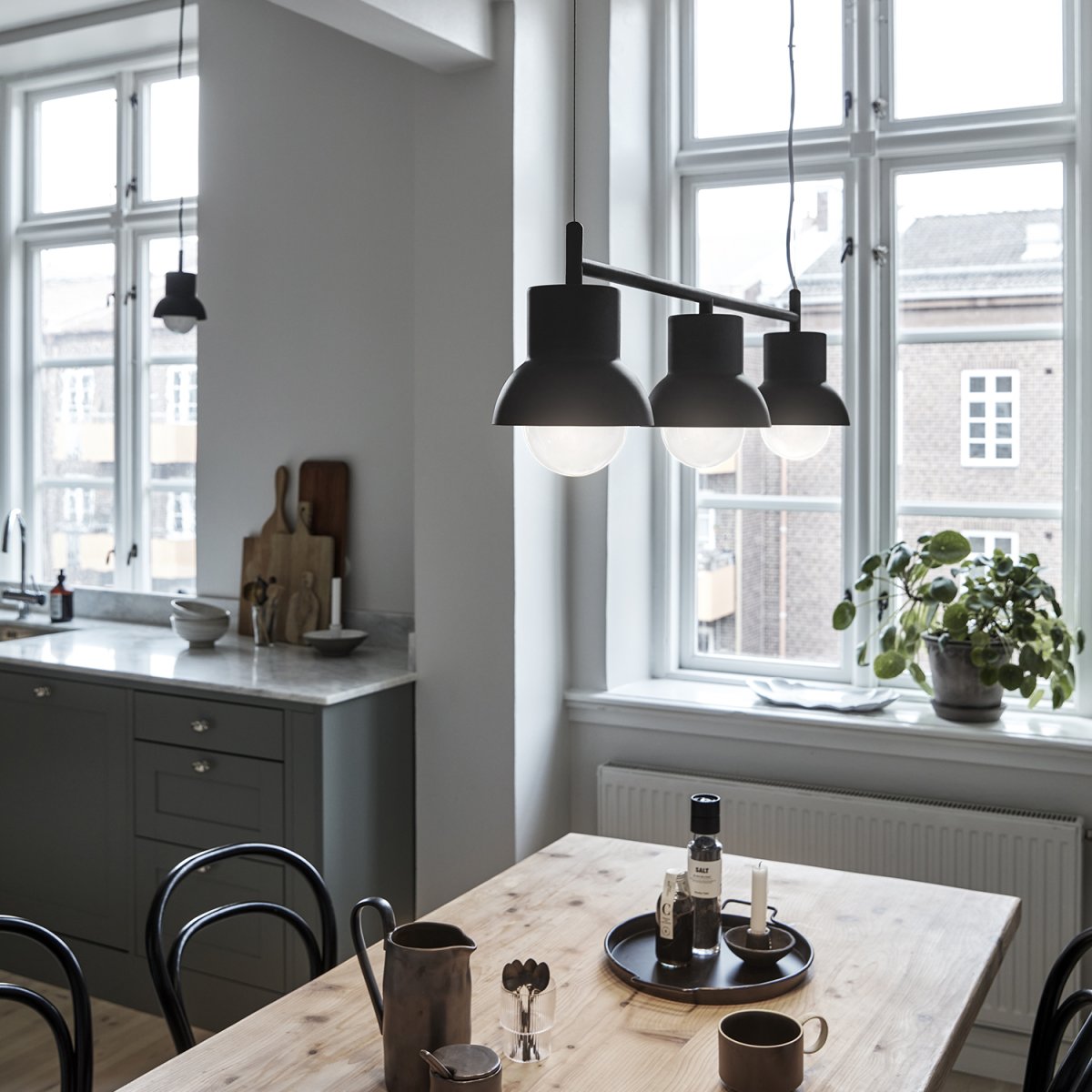 Down Long 82cm Antracit taklampa från CO Bankeryd - Down Long taklampa har en ungdomlig och skandinavisk design som med sitt atmosf&auml;riska ljus passar utm&auml;rkt &ouml;ver matbordet d&auml;r den lyser upp hemmets samlingspunkt.