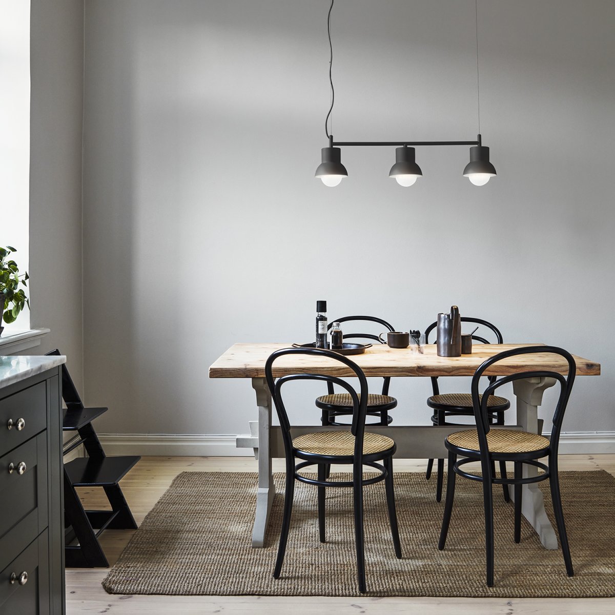 Down Long 82cm Antracit taklampa från CO Bankeryd - Down Long taklampa har en ungdomlig och skandinavisk design som med sitt atmosf&auml;riska ljus passar utm&auml;rkt &ouml;ver matbordet d&auml;r den lyser upp hemmets samlingspunkt.