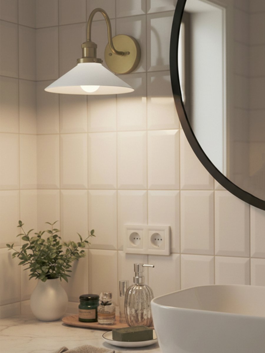 August 38cm Mässing/vit badrumslampa från PR Home - Den h&auml;r skomakarlampan &auml;r s&auml;rskilt anpassad f&ouml;r badrum och har en elegant glassk&auml;rm p&aring; 25 cm i diameter, som sprider ljuset mjukt och j&auml;mnt.