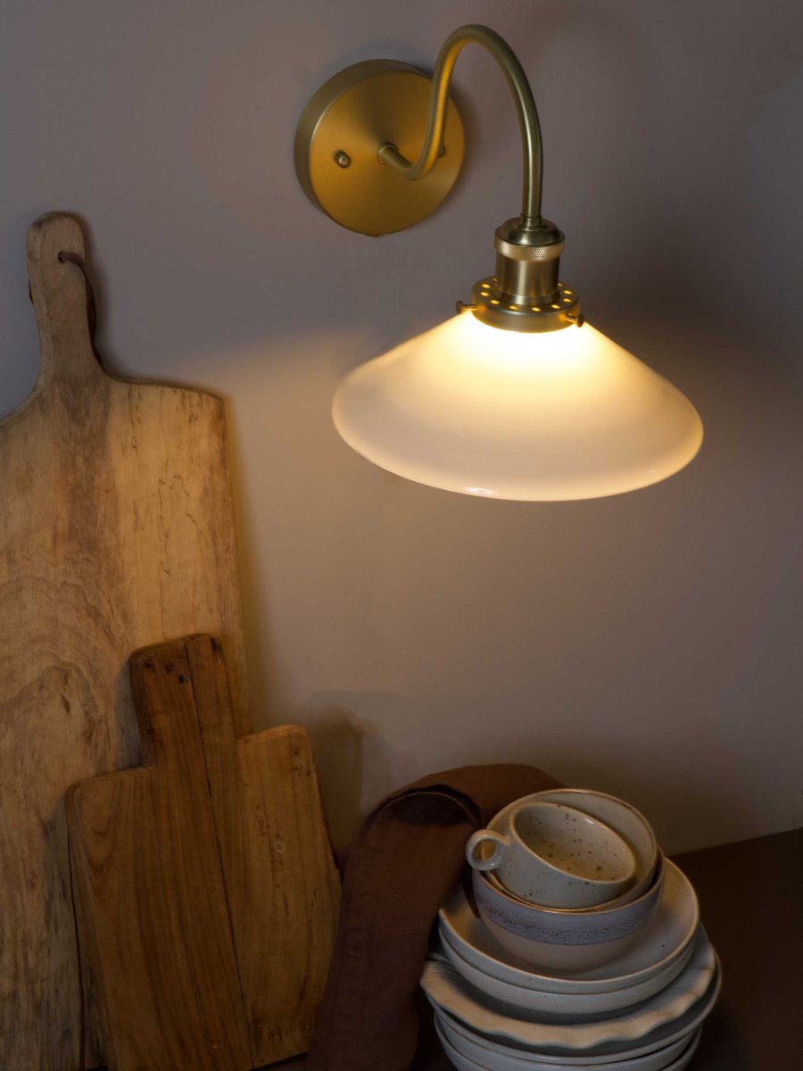 August 38cm Mässing/vit badrumslampa från PR Home - Den h&auml;r skomakarlampan &auml;r s&auml;rskilt anpassad f&ouml;r badrum och har en elegant glassk&auml;rm p&aring; 25 cm i diameter, som sprider ljuset mjukt och j&auml;mnt.