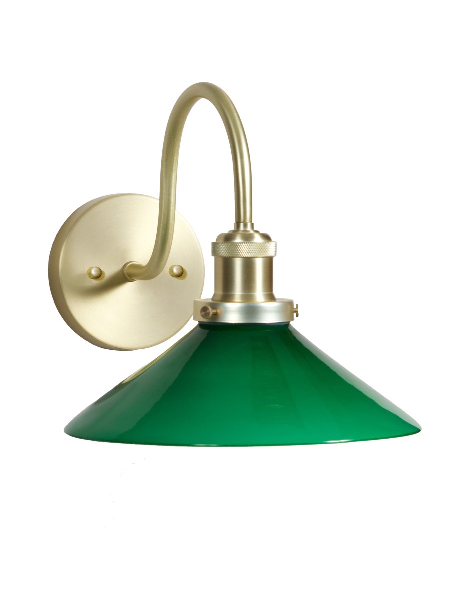 August 38cm Mässing/grön badrumslampa från PR Home - Den h&auml;r skomakarlampan &auml;r s&auml;rskilt anpassad f&ouml;r badrum och har en elegant glassk&auml;rm p&aring; 25 cm i diameter, som sprider ljuset mjukt och j&auml;mnt.