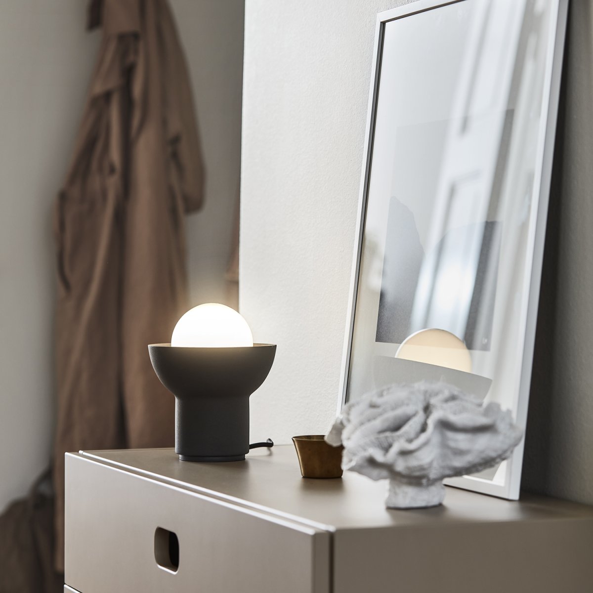 Up 13cm Antracit bordslampa från CO Bankeryd - Up bordslampa har har en ungdomlig och skandinavisk design d&auml;r det uppriktade ljuset blir en dekorativ del av lampans form.