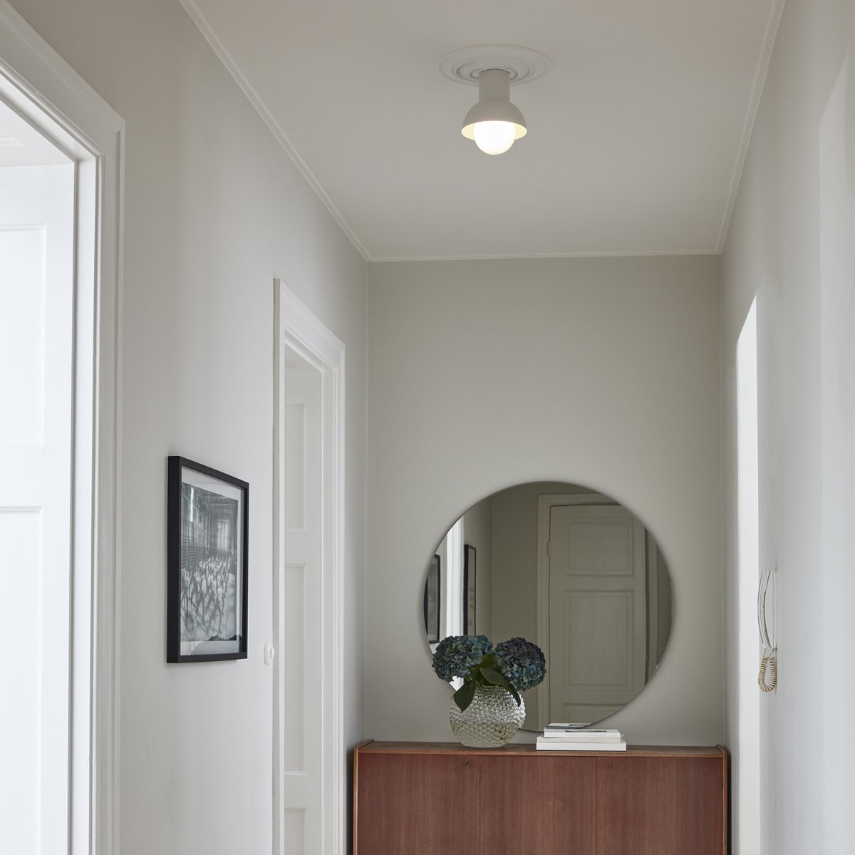 Down Ø20 Ljusbeige plafond från CO Bankeryd - Down plafond har en ungdomlig och skandinavisk design som med sitt atmosf&auml;riska ljus passar utm&auml;rkt i hall eller k&ouml;k.