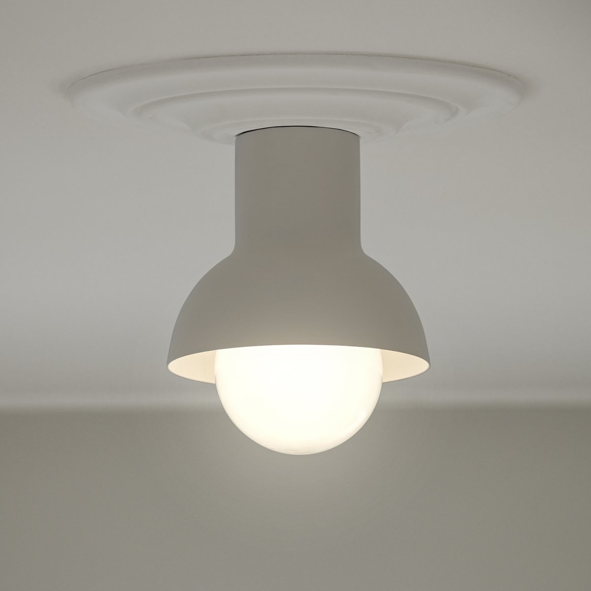 Down Ø20 Ljusbeige plafond från CO Bankeryd - Down plafond har en ungdomlig och skandinavisk design som med sitt atmosf&auml;riska ljus passar utm&auml;rkt i hall eller k&ouml;k.