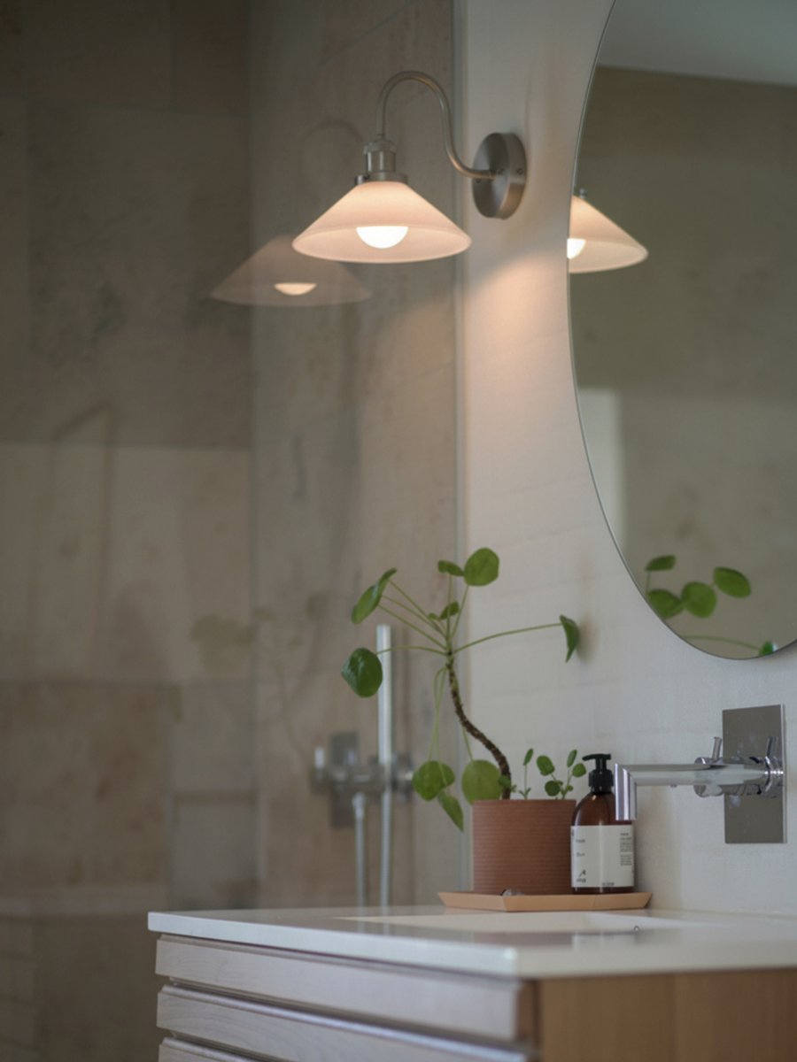 August 38cm Krom/vit badrumslampa från PR Home - Den h&auml;r skomakarlampan &auml;r s&auml;rskilt anpassad f&ouml;r badrum och har en elegant glassk&auml;rm p&aring; 25 cm i diameter, som sprider ljuset mjukt och j&auml;mnt.