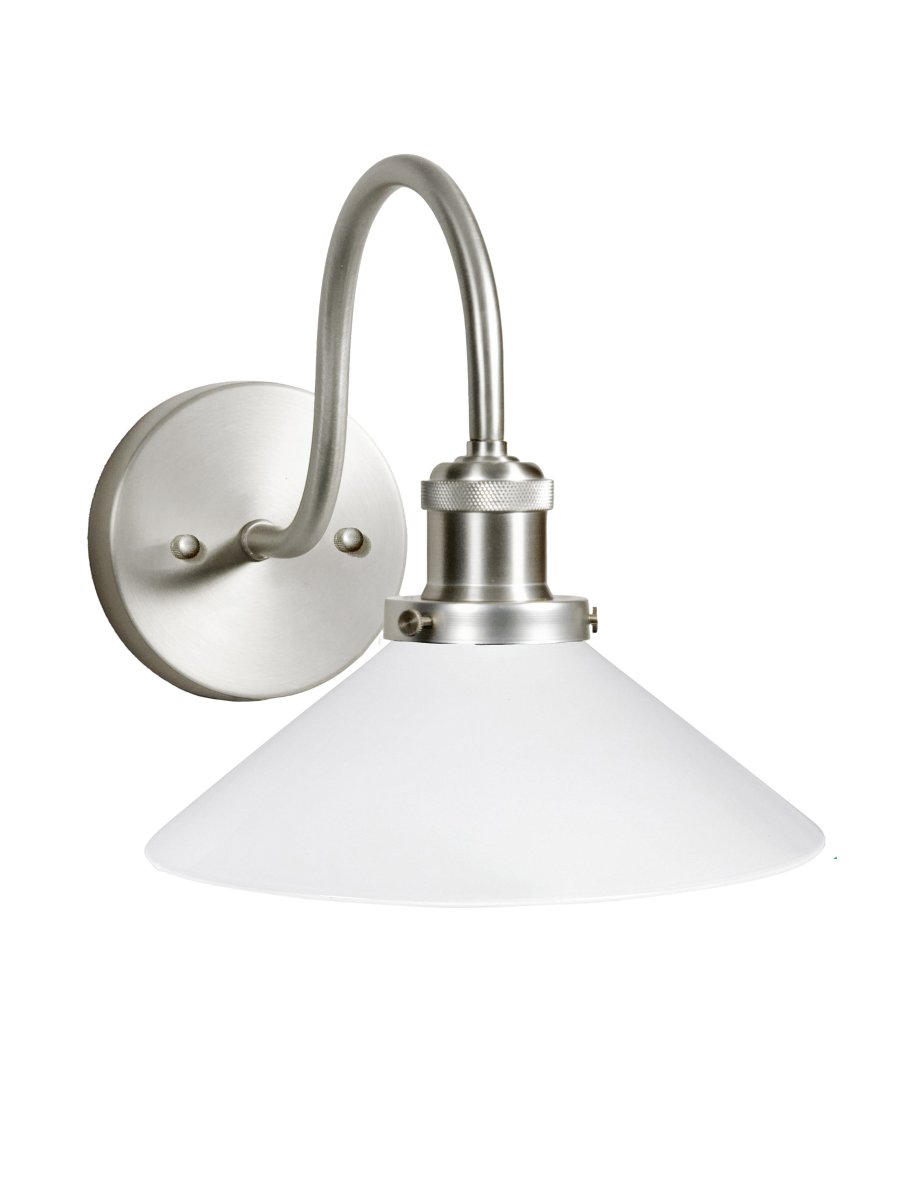 August 38cm Krom/vit badrumslampa från PR Home - Den h&auml;r skomakarlampan &auml;r s&auml;rskilt anpassad f&ouml;r badrum och har en elegant glassk&auml;rm p&aring; 25 cm i diameter, som sprider ljuset mjukt och j&auml;mnt.