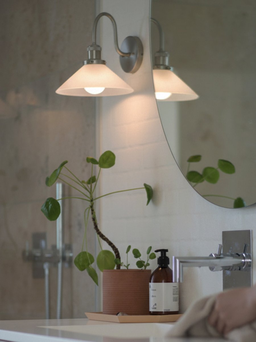 August 38cm Krom/vit badrumslampa från PR Home - Den h&auml;r skomakarlampan &auml;r s&auml;rskilt anpassad f&ouml;r badrum och har en elegant glassk&auml;rm p&aring; 25 cm i diameter, som sprider ljuset mjukt och j&auml;mnt.