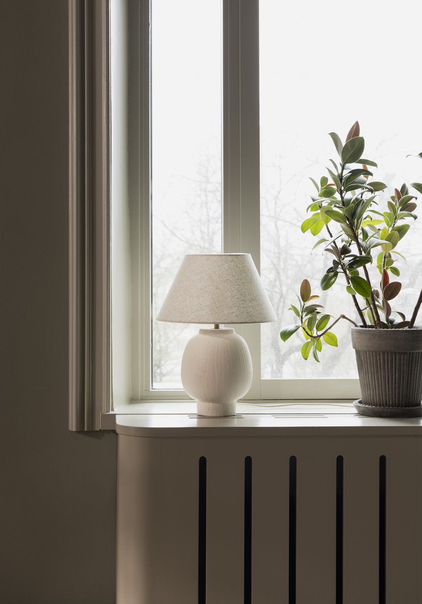 Lorenzo 46cm Beige bordslampa från Globen Lighting - Den handgjorda strukturen ger varje lampa ett naturligt och levande uttryck, medan den beige textilsk&auml;rmen bidrar med en mjuk och ombonad k&auml;nsla.