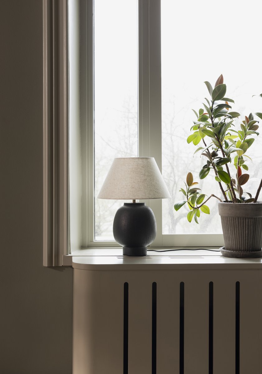 Lorenzo 46cm Svart bordslampa från Globen Lighting - Lorenzo &auml;r en robust och karakt&auml;rsfull bordslampa i svart keramik med en matt, l&auml;tt r&aring; finish.