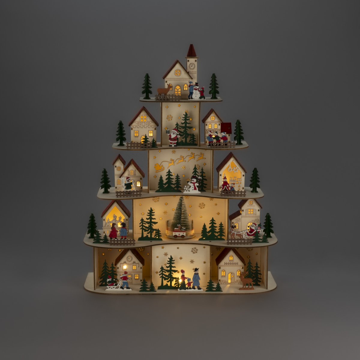 Julby LED 48cm Trä från Konstsmide - Julbyn drivs med 3st AA batterier (ing&aring;r ej) och &auml;r utrustad med timerfunktion, 6h p&aring; och 18h av, repeterande, vilket g&ouml;r den b&aring;de praktisk och energisn&aring;l.