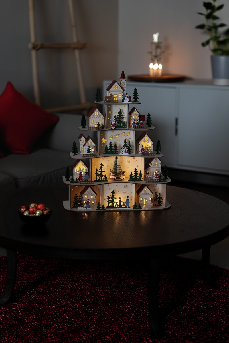 Julby LED 48cm Trä från Konstsmide - Julbyn drivs med 3st AA batterier (ing&aring;r ej) och &auml;r utrustad med timerfunktion, 6h p&aring; och 18h av, repeterande, vilket g&ouml;r den b&aring;de praktisk och energisn&aring;l.