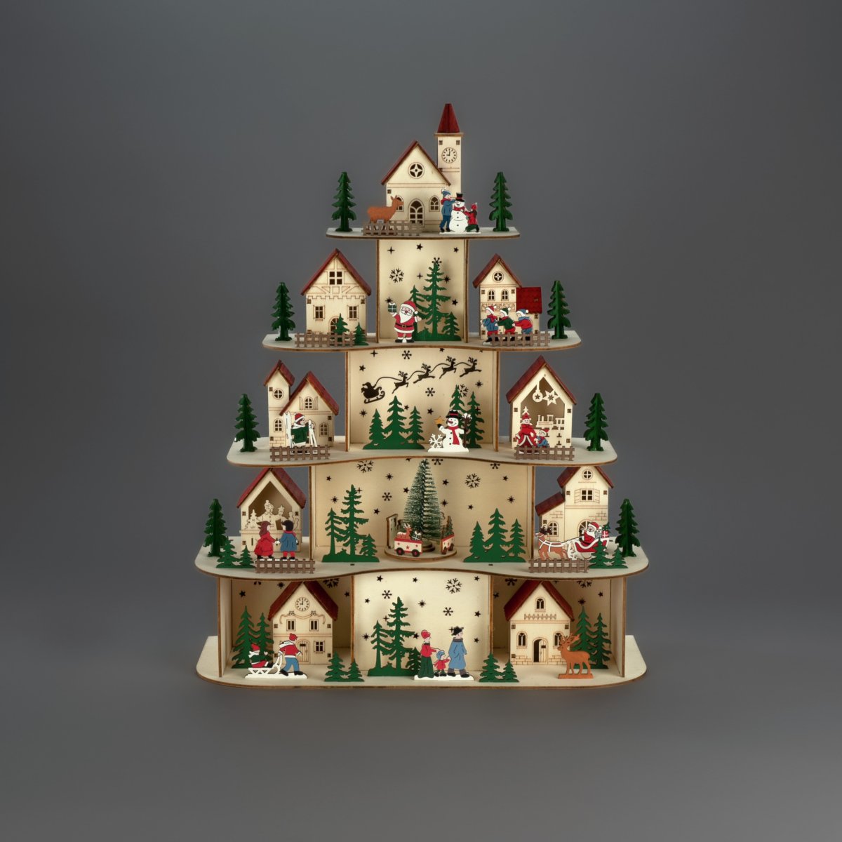 Julby LED 48cm Trä från Konstsmide - Julbyn drivs med 3st AA batterier (ing&aring;r ej) och &auml;r utrustad med timerfunktion, 6h p&aring; och 18h av, repeterande, vilket g&ouml;r den b&aring;de praktisk och energisn&aring;l.