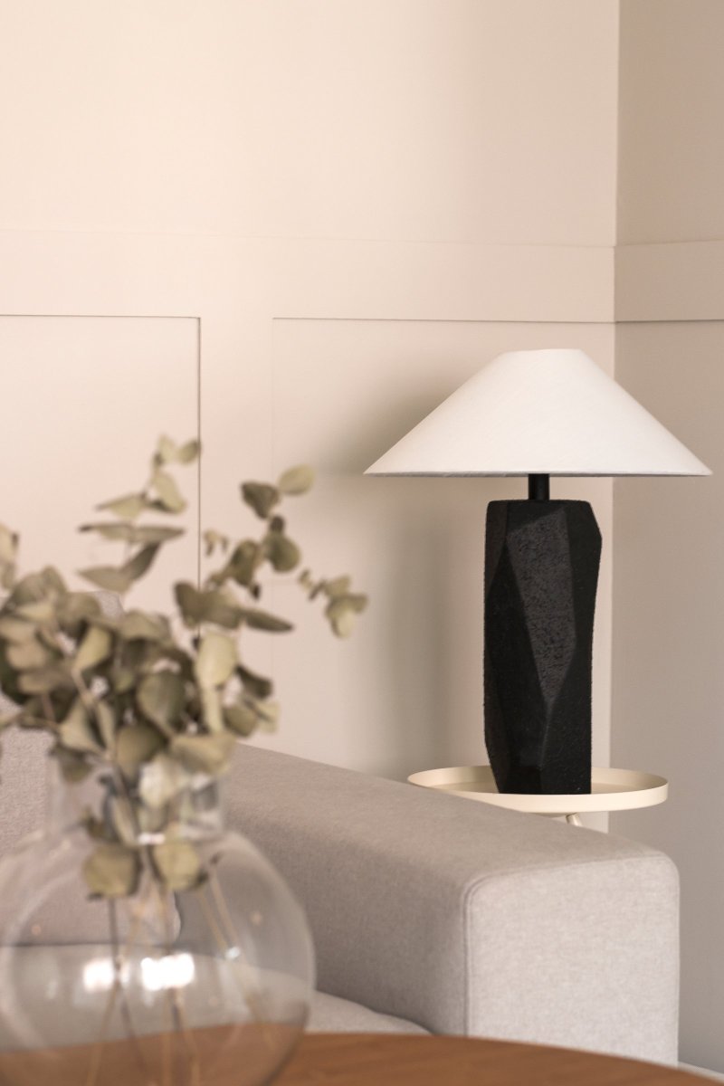 Massi 56cm Svart bordslampa från Globen Lighting - Lampan har en 200 cm l&aring;ng transparent kabel med brytare och stickkontakt.