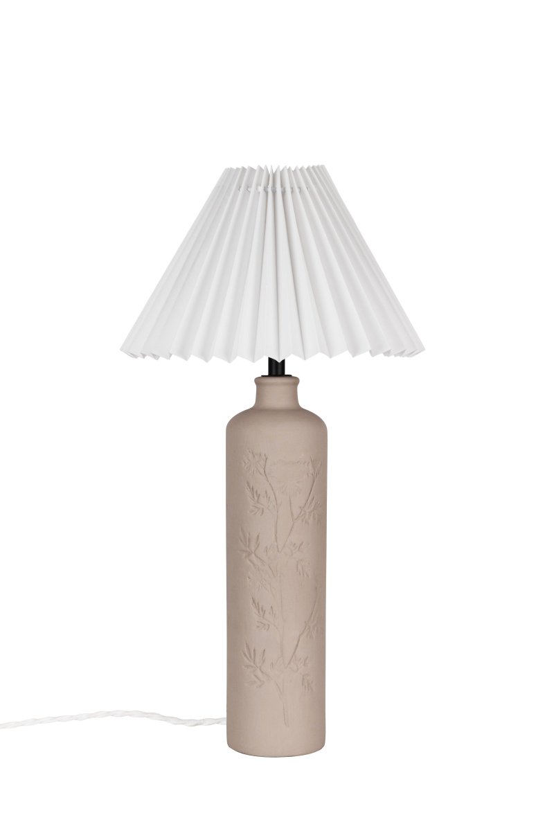 Flora 46cm Mud bordslampa från Globen Lighting - Johanna ville formge en lampa som var skapad av material, f&auml;rg och form som &aring;terspeglas i naturen och som passar in i b&aring;de den lantliga och moderna milj&ouml;n.