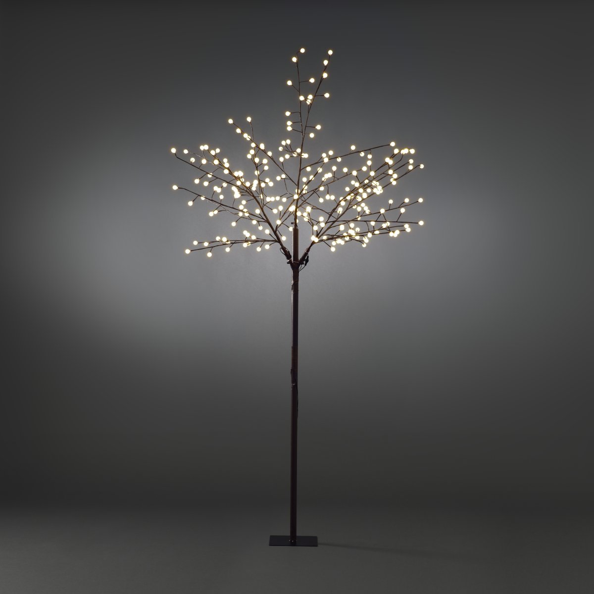 Brunt träd 250cm Brun från Konstsmide - Skapa en st&auml;mningsfull atmosf&auml;r med detta ljustr&auml;d &ndash; en dekorfavorit i juletid och &aring;ret runt!
