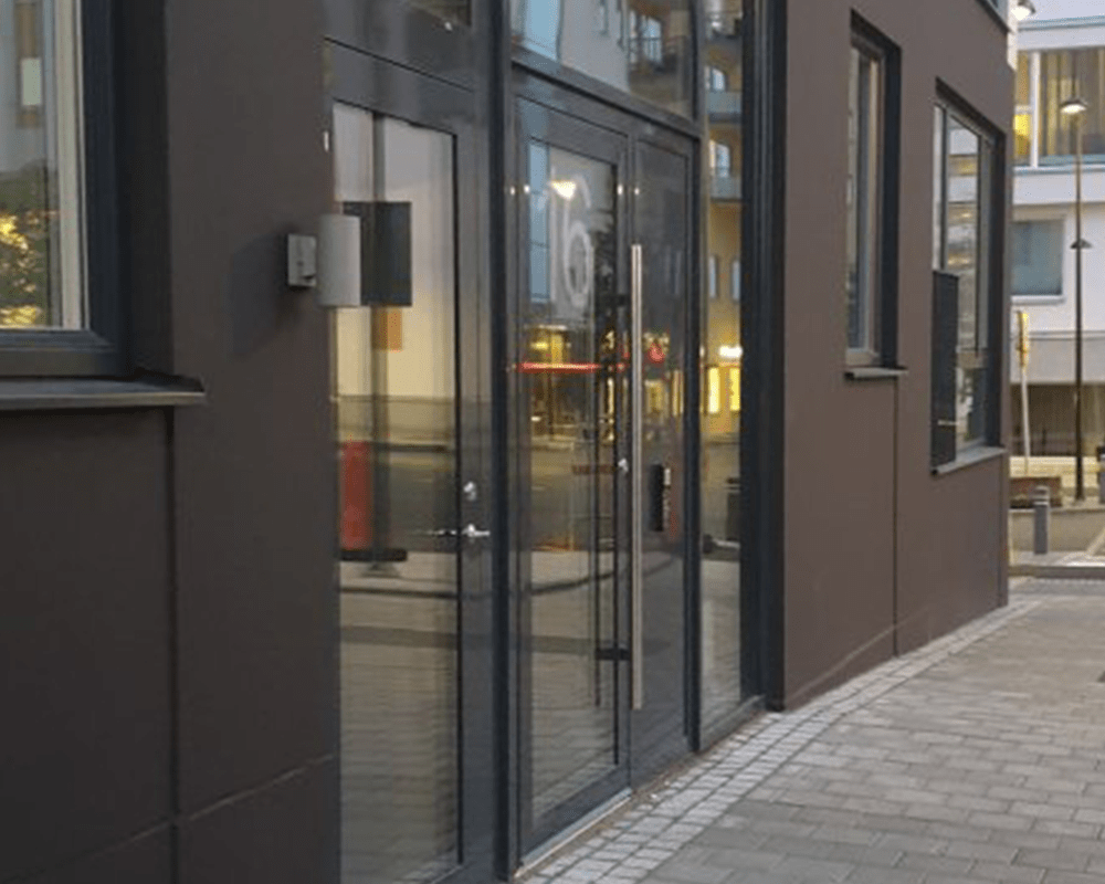 Heron II Grå utelampa från Westal - Armaturen &auml;r f&ouml;r utomhusbruk men passar &auml;ven f&ouml;r inomhusbruk i b&aring;de privat och offentlig milj&ouml;.