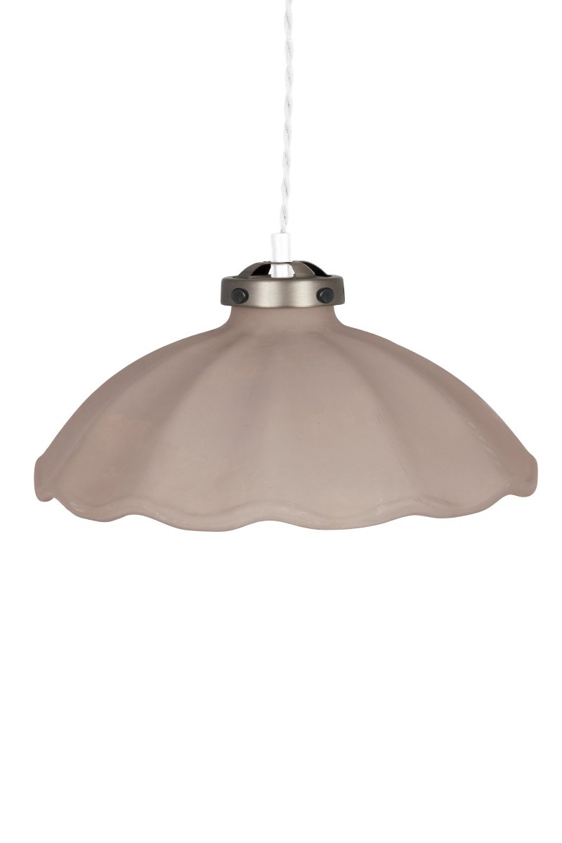 Alva Ø30 Mud taklampa från Globen Lighting - Toppdelen som omsluter keramiken &auml;r tillverkad av metall i f&auml;rgen oxid och matchas av en 120 cm vit tvistad textilkabel samt vit takkopp gjord av plast.