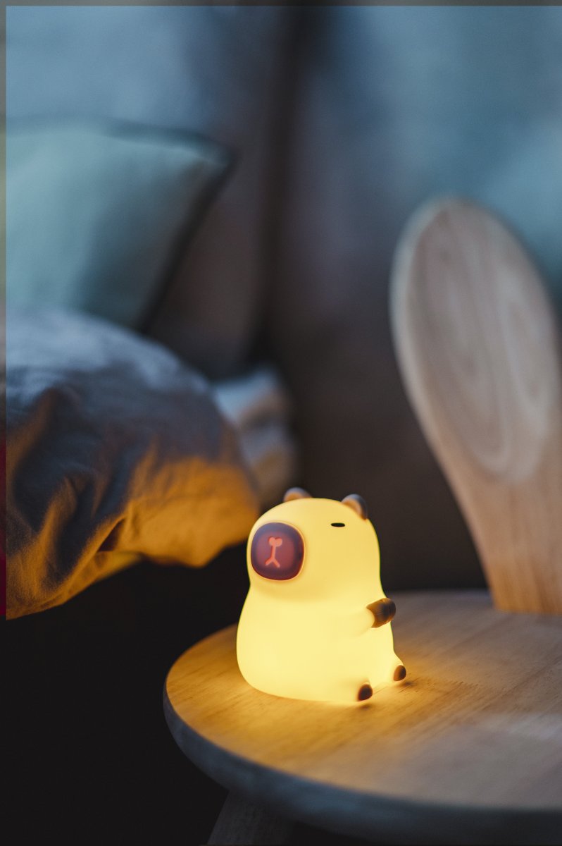 Capybara Vit barnlampa från Star Trading - Lampan har touchfunktion och med en l&auml;tt klapp kan du t&auml;nda, sl&auml;cka eller v&auml;xla mellan olika fina f&auml;rger.