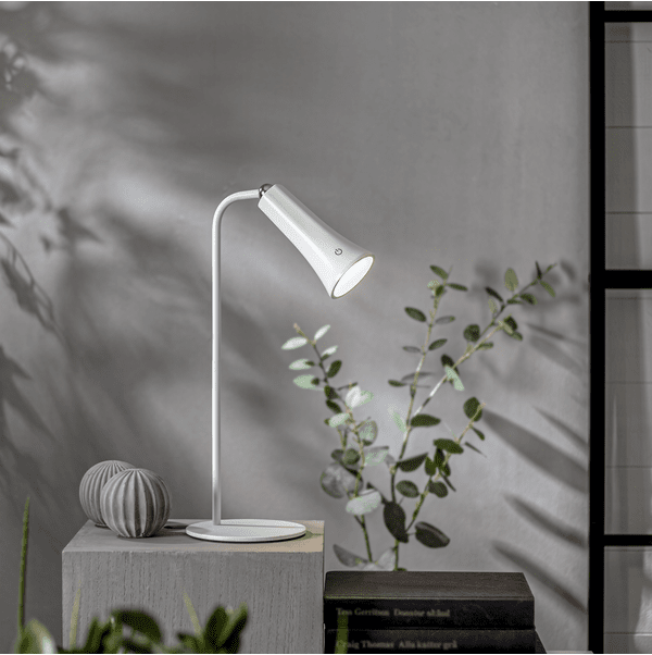 Functional 38cm Vit portabel från Star Trading - Lampan har touchfunktion f&ouml;r justering av ljusstyrka och val av LEDf&auml;rg, kallvit, varmvit eller daylight.