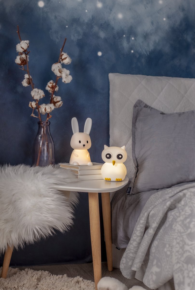 Owl Vit barnlampa från Star Trading - Lampan har touchfunktion och med en l&auml;tt klapp kan du t&auml;nda, sl&auml;cka eller v&auml;xla mellan olika fina f&auml;rger.