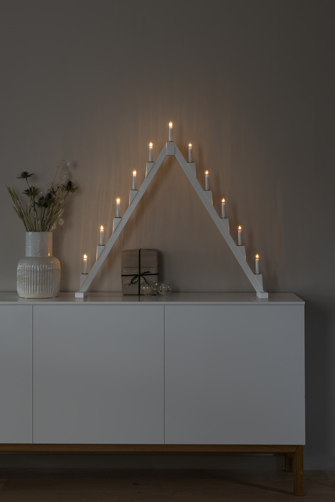 Elljusstake 11ljus vikbar Vit från Konstsmide - Vikbar elljusstake med 11 ljus, tillverkad av vitm&aring;lat tr&auml;, dekorerad med m&auml;ssingsringar runt varje ljus f&ouml;r en elegant touch.