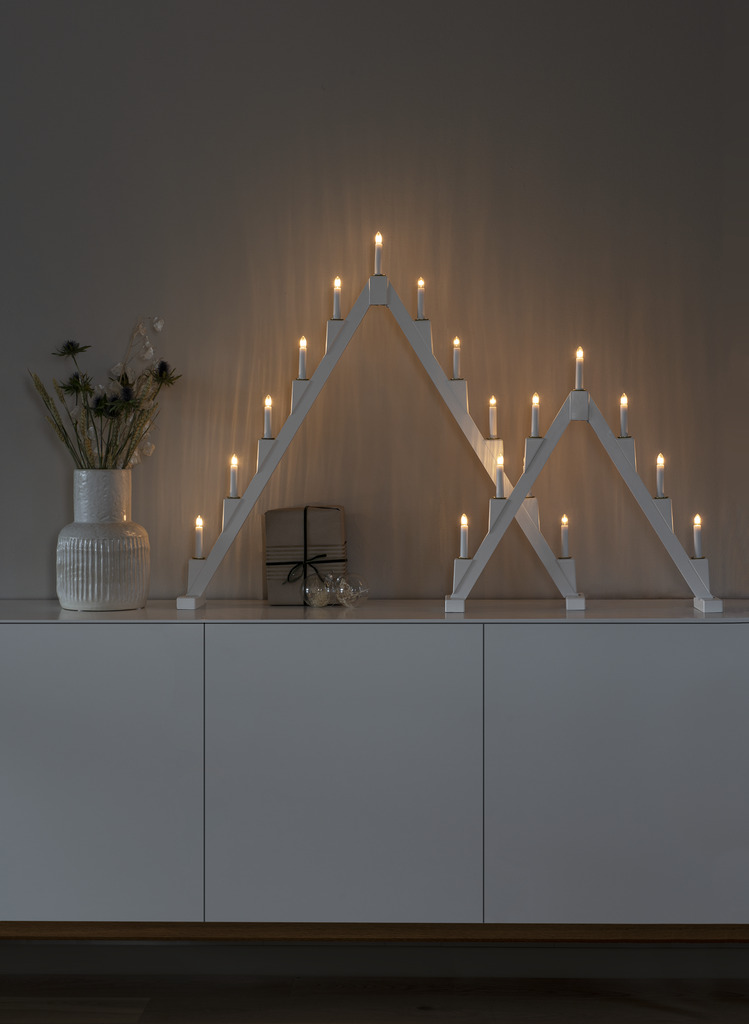 Elljusstake 11ljus vikbar Vit från Konstsmide - Vikbar elljusstake med 11 ljus, tillverkad av vitm&aring;lat tr&auml;, dekorerad med m&auml;ssingsringar runt varje ljus f&ouml;r en elegant touch.