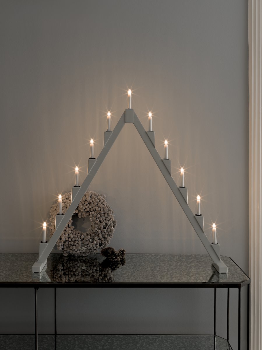 Elljusstake 11ljus vikbar Grå från Konstsmide - Vikbar elljusstake med 11 ljus, tillverkad av gr&aring;m&aring;lat tr&auml;, dekorerad med svarta ringar runt varje ljus f&ouml;r en elegant touch.