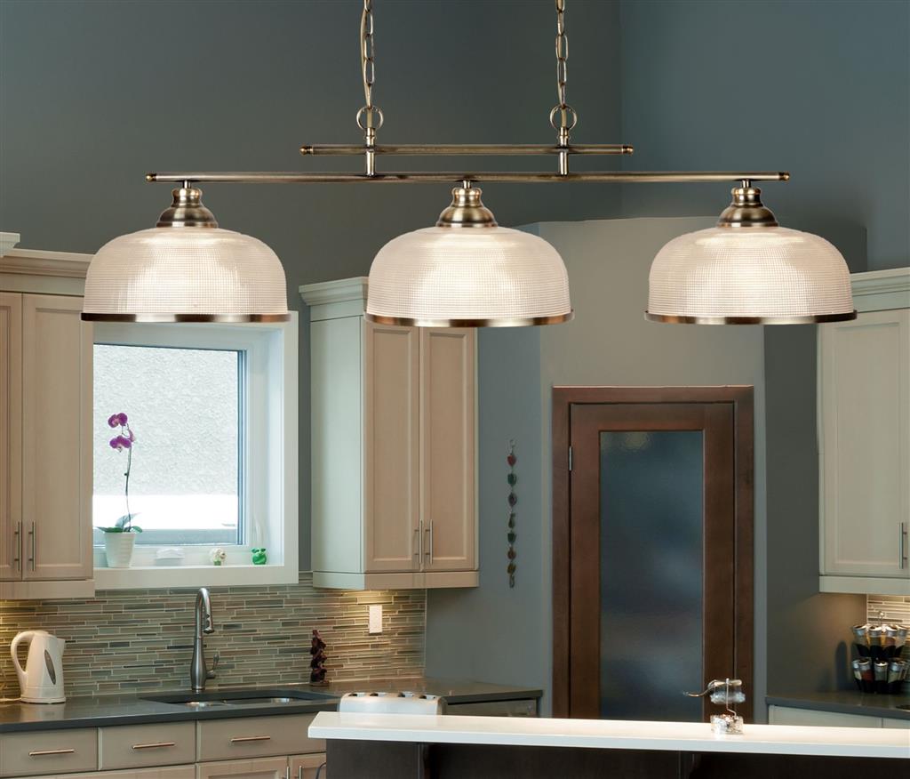 Bistro 100cm Antikmässing taklampa från Searchlight - Bistro &auml;r en stilfull takpendel som h&auml;nger fr&aring;n en robust stomme och ger ditt k&ouml;k eller matplats en uppdaterad men tidl&ouml;s k&auml;nsla.