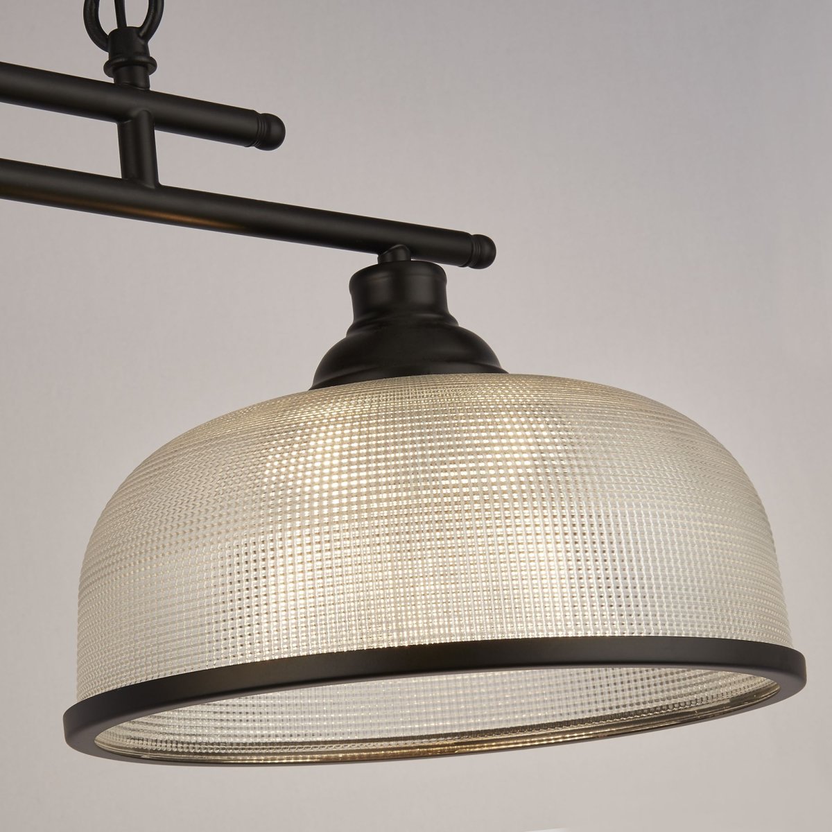 Highworth 100cm Svart taklampa från Searchlight - Highworth &auml;r en stilren och m&aring;ngsidig takpendel som passar lika bra i k&ouml;ket som i matsalen eller vardagsrummet.
