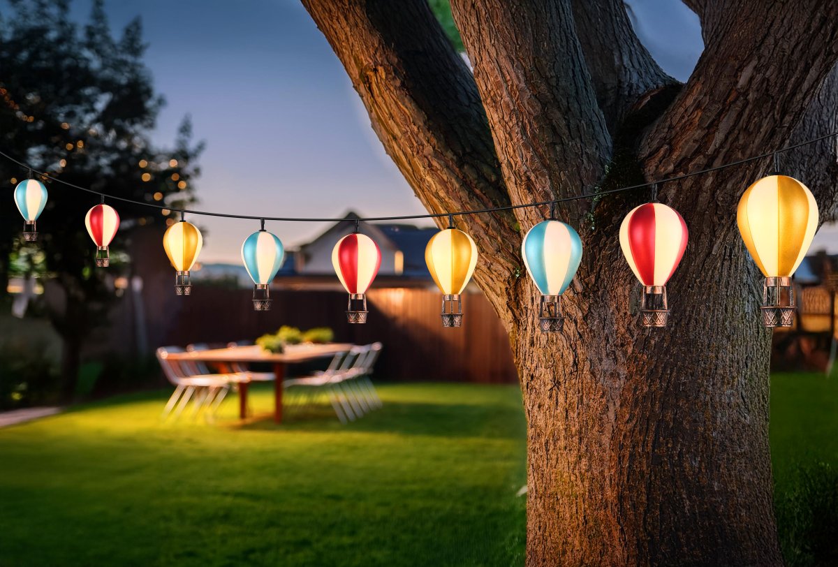 Balloon Flerfärgad solcellslampa från Globo Lighting - En unik och st&auml;mningsfull detalj som ger utomhusmilj&ouml;n en lekfull och elegant touch!
