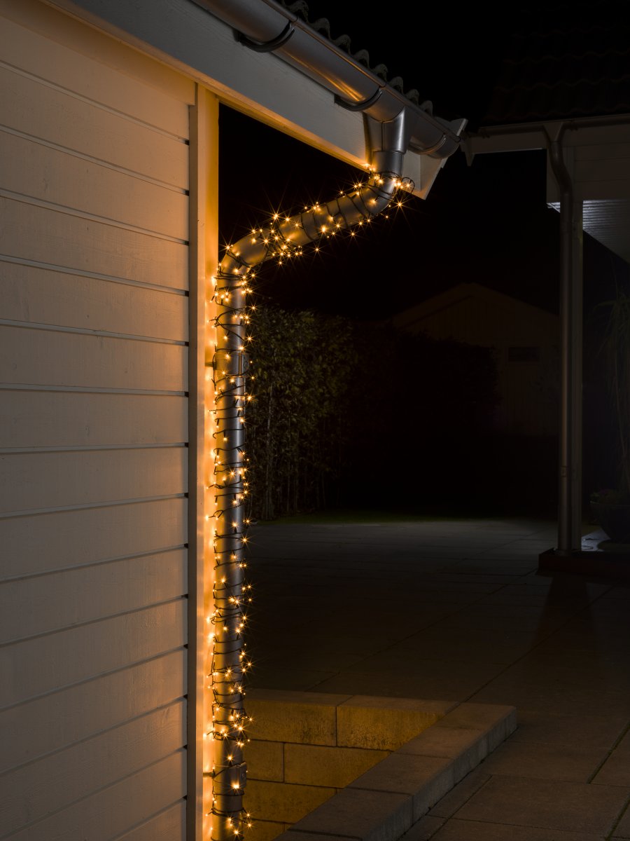 Ljusslinga 100 amber 15m Grön från Konstsmide - Denna ljusslinga med 100st sm&aring; LED-lampor sprider ett varmt och mysigt sken med en f&auml;rgtemperatur p&aring; cirka 2000 K.