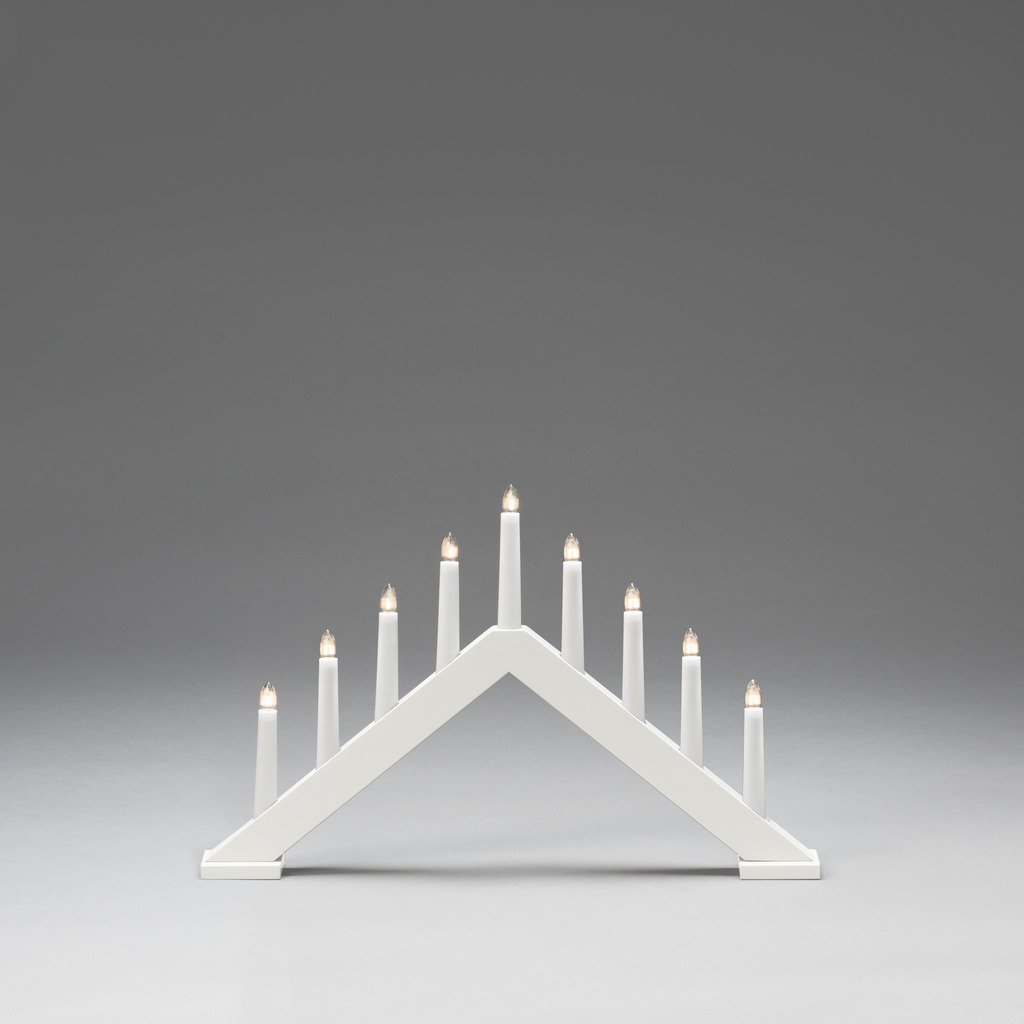 Elljusstake 9ljus Mattvit från Konstsmide - Ge ditt hem en tidl&ouml;s och stilren julk&auml;nsla med denna eleganta adventsljusstake i vitlackerat tr&auml;.
