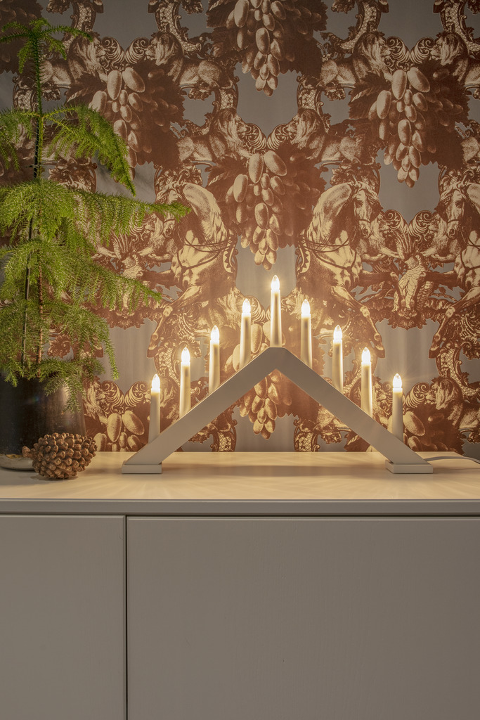 Elljusstake 9ljus Mattvit från Konstsmide - Ge ditt hem en tidl&ouml;s och stilren julk&auml;nsla med denna eleganta adventsljusstake i vitlackerat tr&auml;.