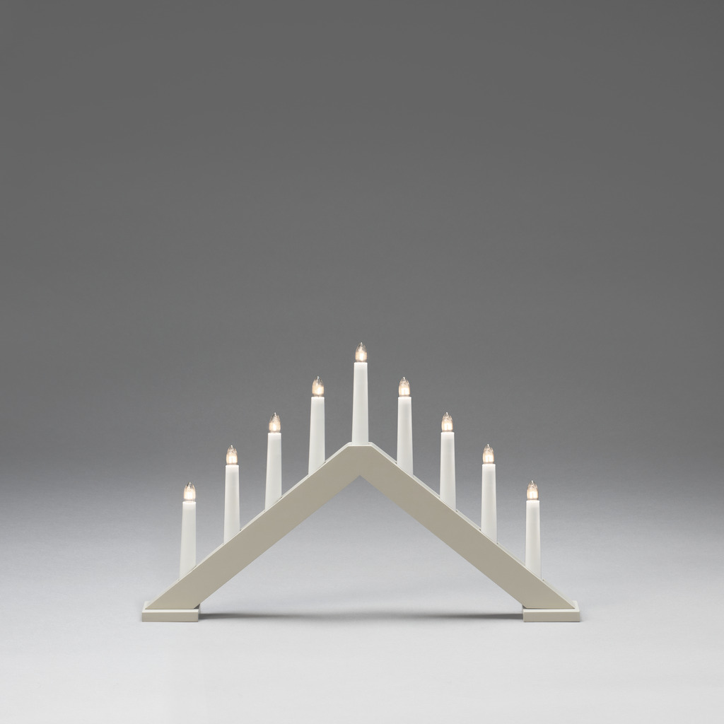 Elljusstake 9ljus Mattbeige från Konstsmide - Ge ditt hem en tidl&ouml;s och stilren julk&auml;nsla med denna eleganta mattbeiga adventsljusstake i tr&auml;.