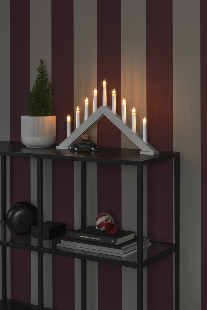 Elljusstake 9ljus Mattbeige från Konstsmide - Ge ditt hem en tidl&ouml;s och stilren julk&auml;nsla med denna eleganta mattbeiga adventsljusstake i tr&auml;.