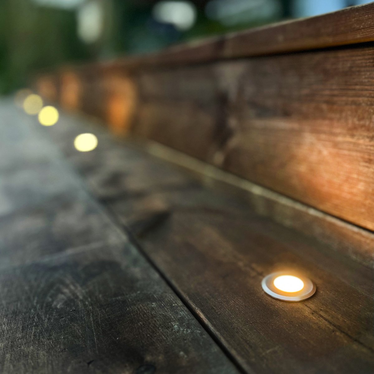 Dexter x5 Silver från Lightson - &Auml;ven effektfullt och funktionellt att anv&auml;nda som mark&ouml;rer vid trappsteg eller avslut p&aring; en niv&aring; i altanen.