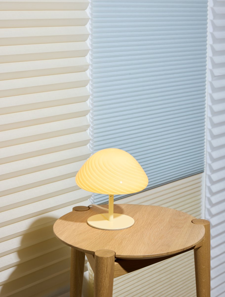 Mini Mush 17cm Cream bordslampa från Halo Design - Den unika, v&aring;gformade sk&auml;rmen ger en mjuk och behaglig ljusspridning, perfekt f&ouml;r att skapa en mysig atmosf&auml;r i alla rum.