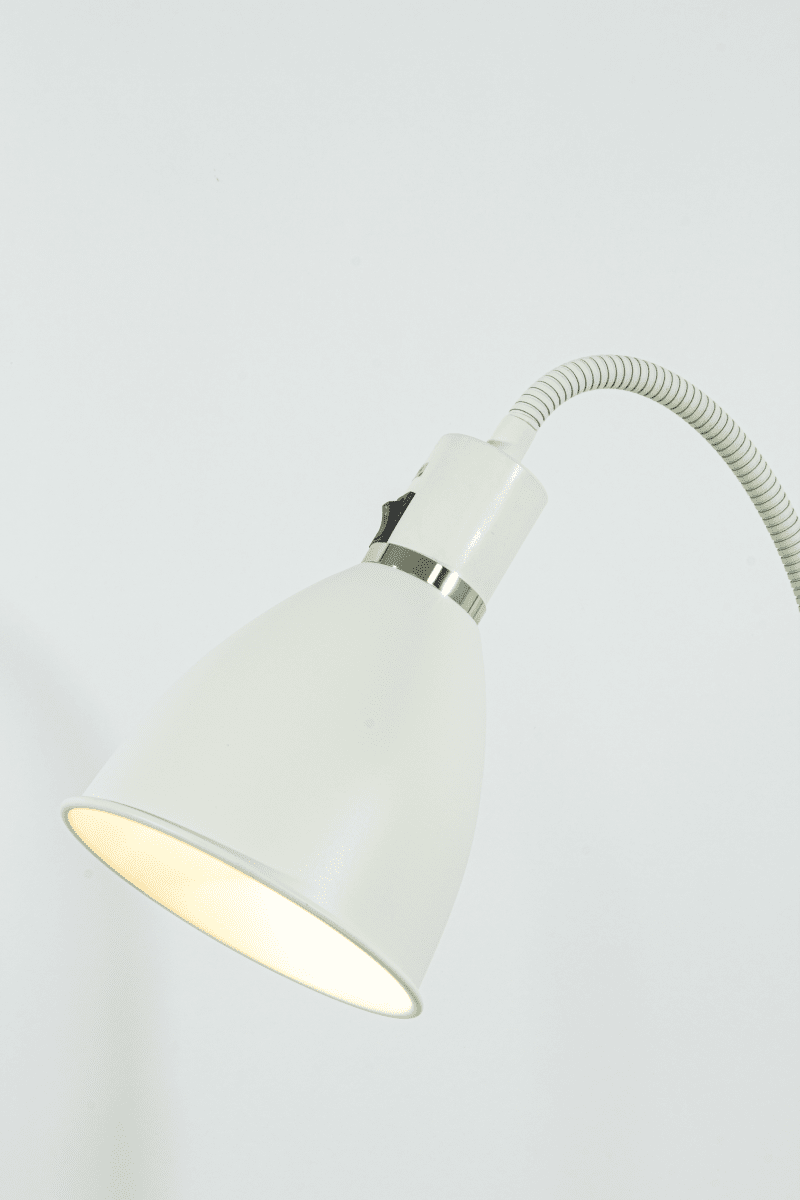 Idre 1 Vit golvlampa från Aneta Lighting - Idre &auml;r en stilren golvlampa i mattvit metall med en elegant dekorring i krom.