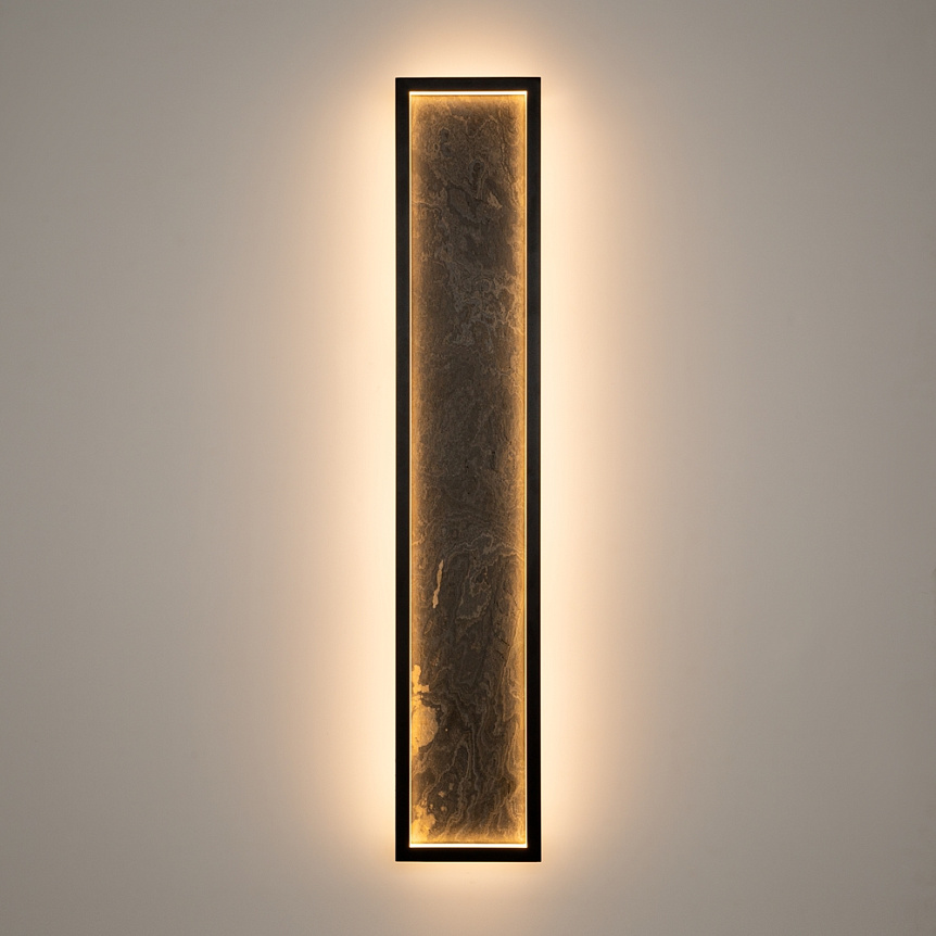 Orign 80cm Svart vägglampa från Maytoni - Orign &auml;r en v&auml;gglampa i metall med en elegant stenimitation i mitten som ger ett naturligt och exklusivt intryck.
